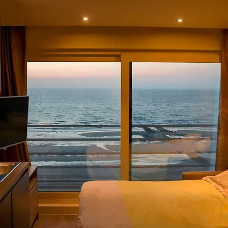 - Frontaal Zeezicht * Middelkerke